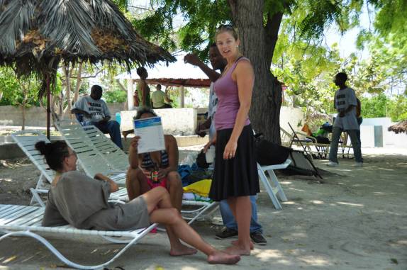 Tarde gostosa com amigos no hotel Obama, perto de Cabaret, antiga Duvalierville, no litoral central do Haiti